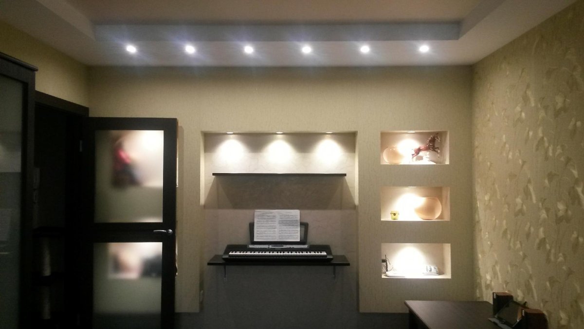 Стенка из гипсокартона под телевизор и камин