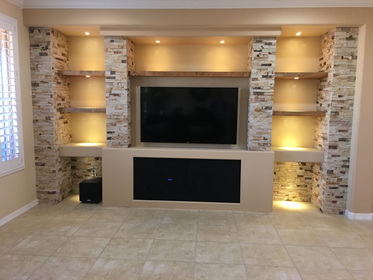 Встроенные полки в гостиной