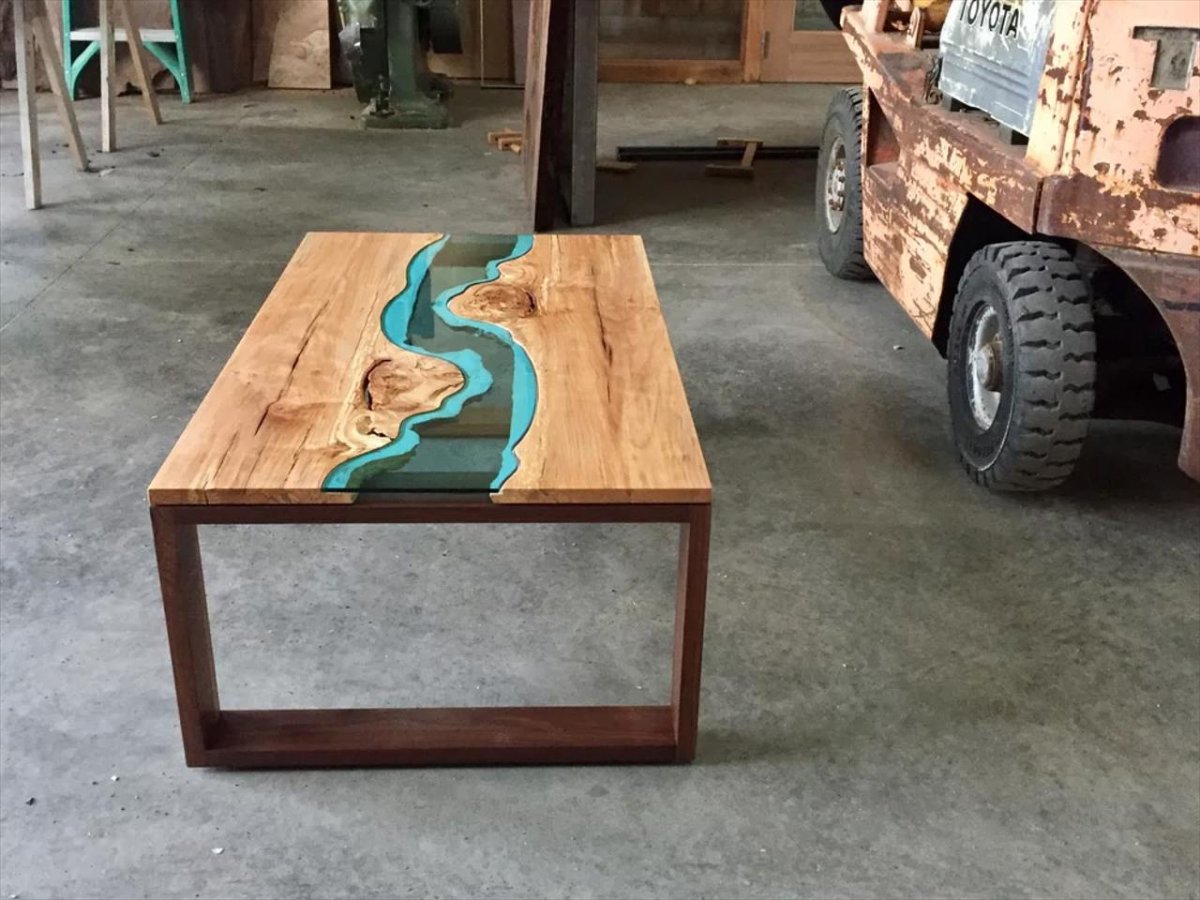 Массивный деревянный стол