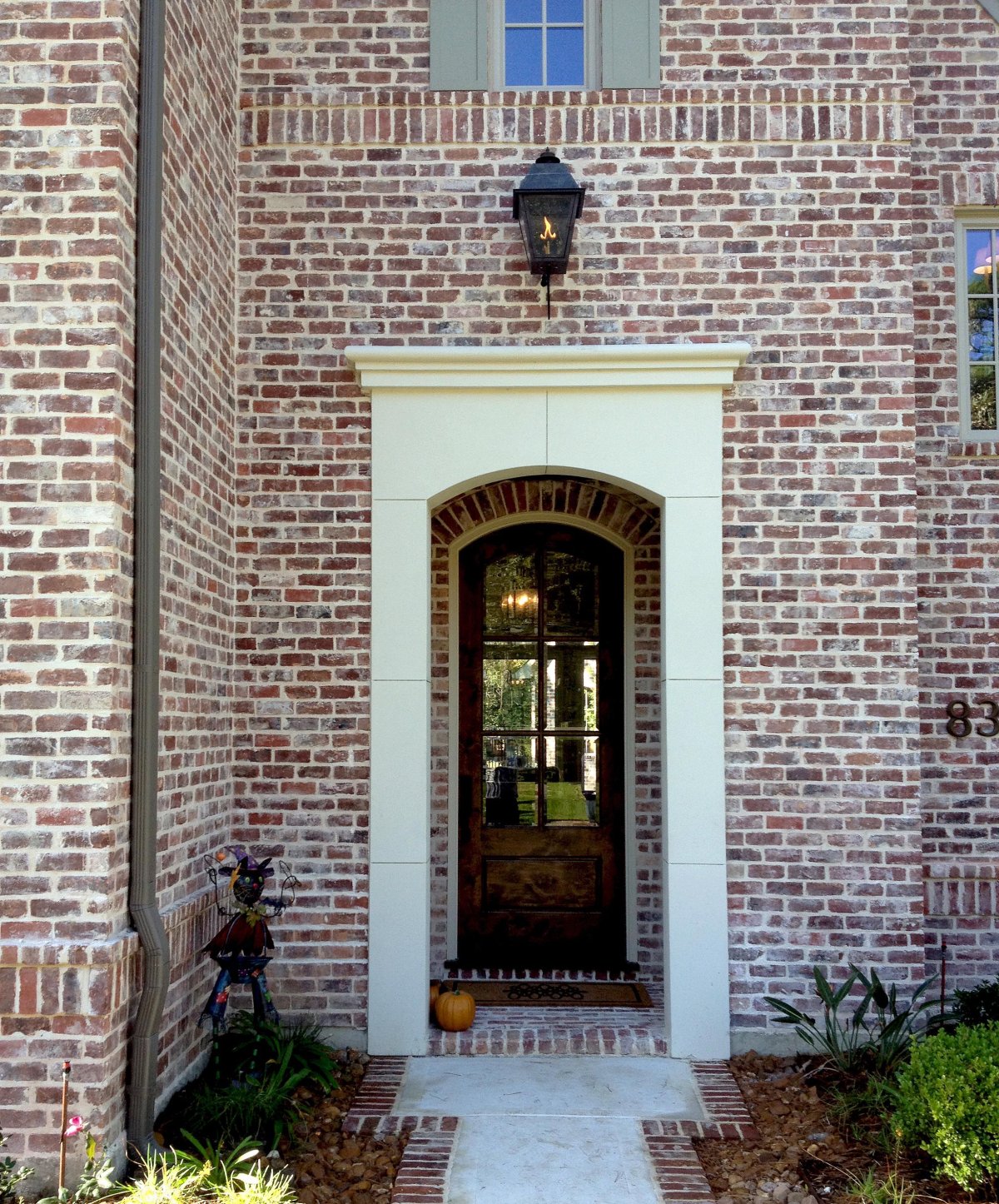 Кирпичный дом покрашенный в серый