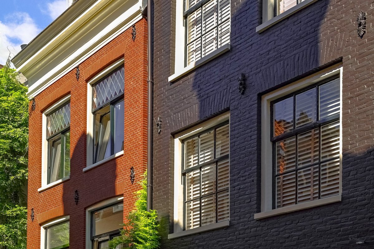 Крашеные кирпичные дома