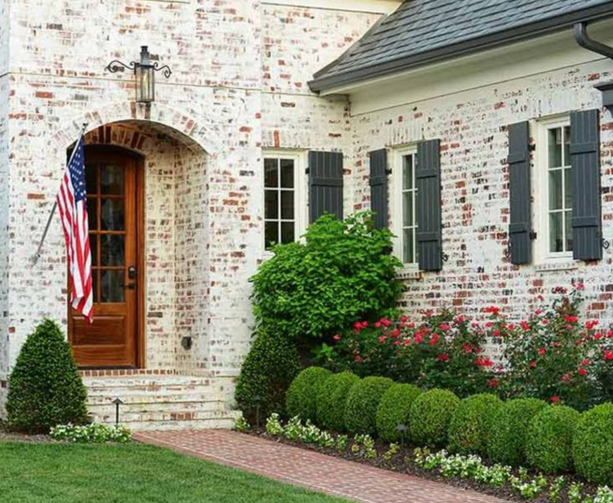 Кирпичный балкон серого цвета