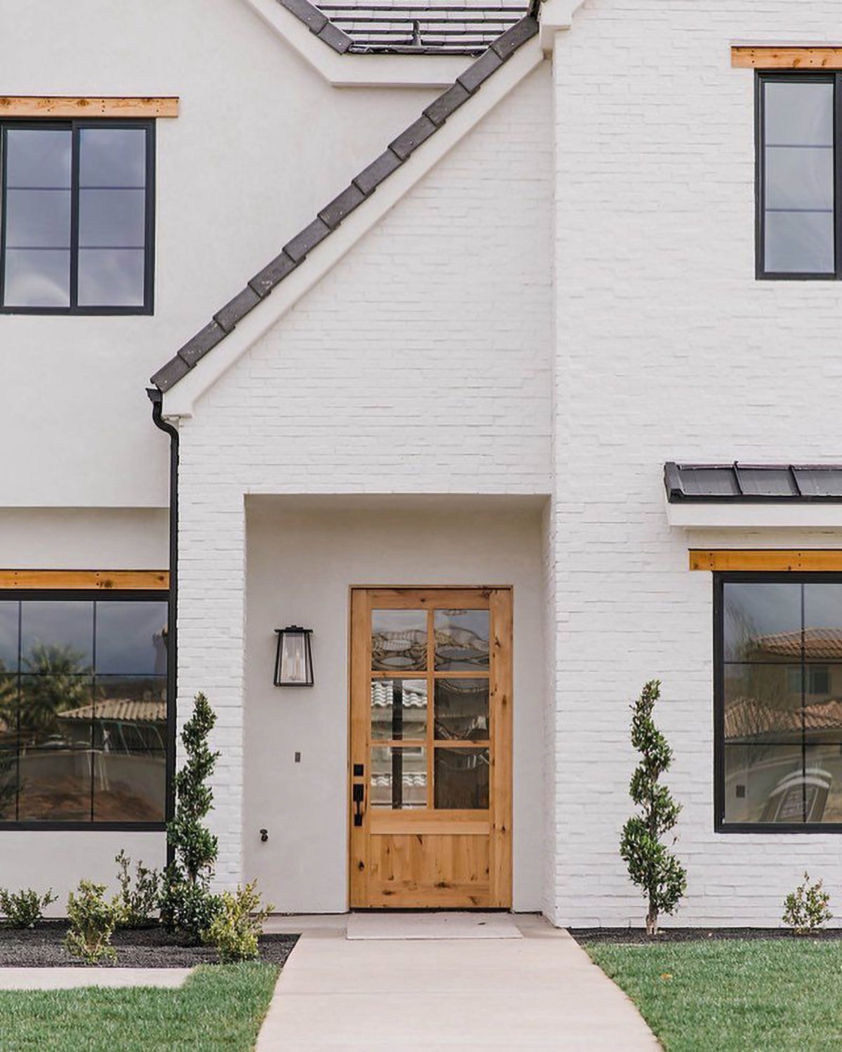 Белый фасад дома