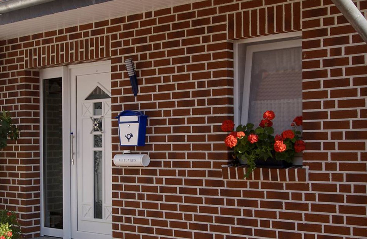 БРИК Хаус красный забор