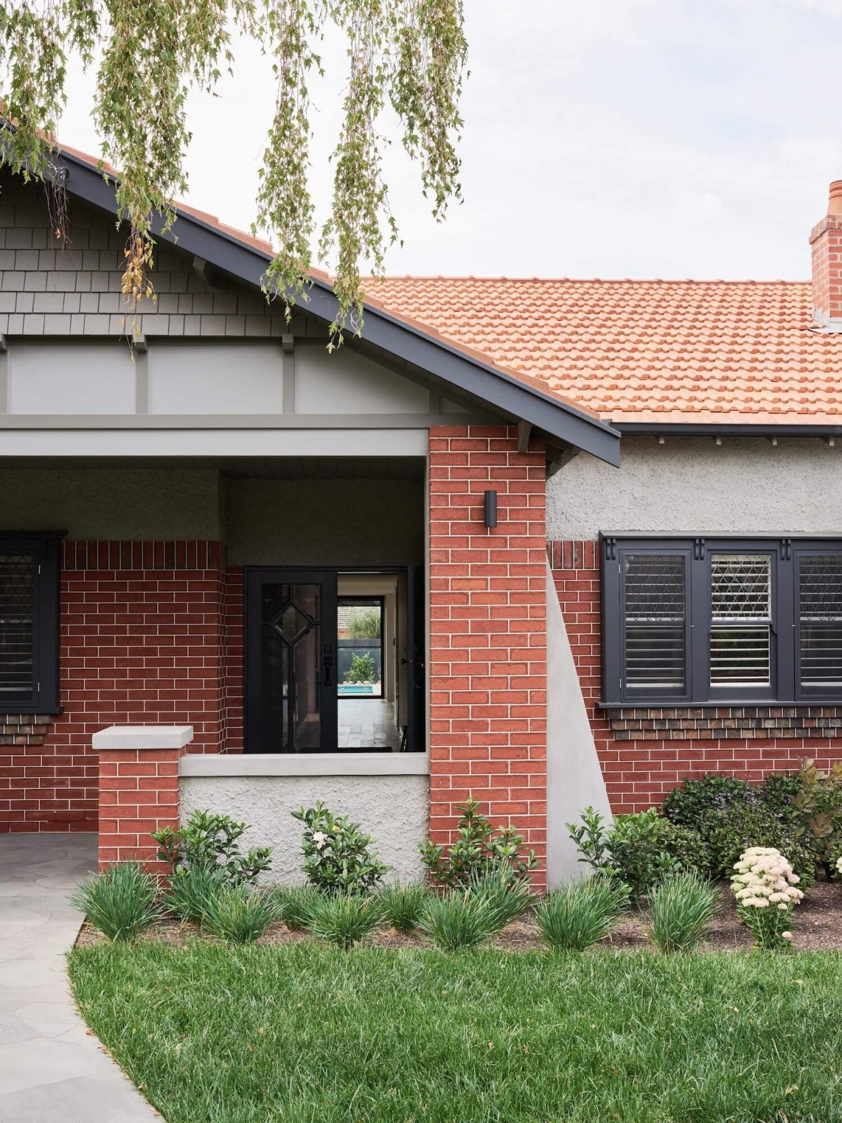 Окрашенный кирпич фасад серый