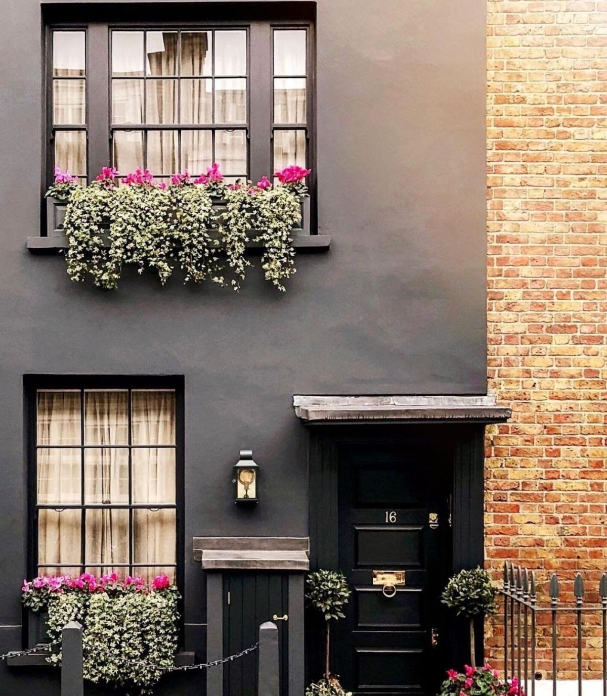 Дом из кирпича цвета Кантри