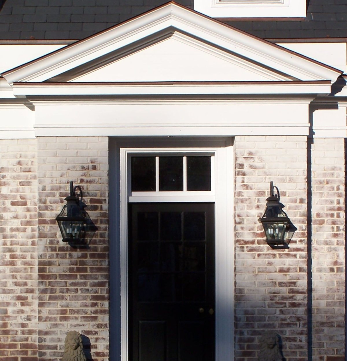 Красный балкон