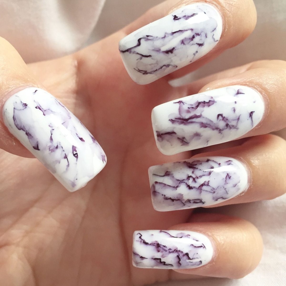 Красивый мраморный маникюр