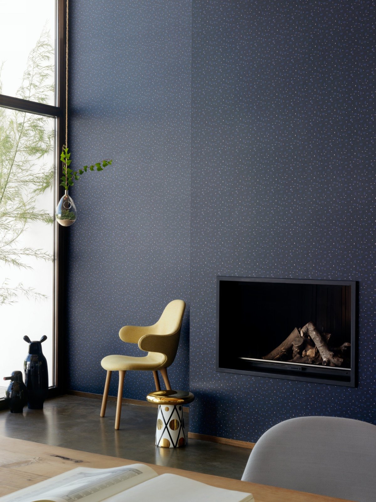 Спальня с темными стенами