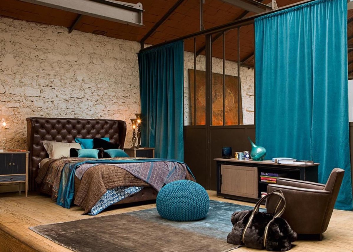 Сочетание синего с деревом в интерьере