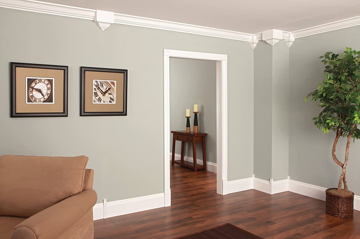 Плинтус напольный в дверном проеме