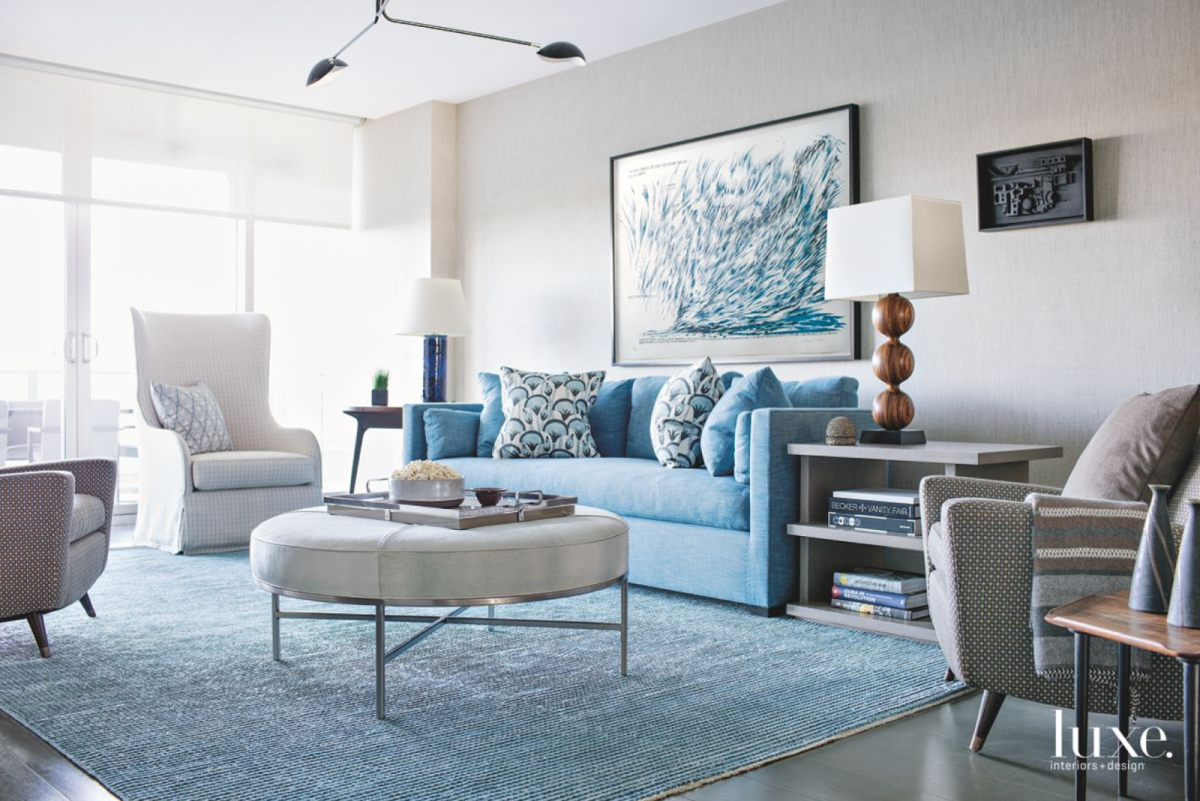 Голубой диван в гостиной