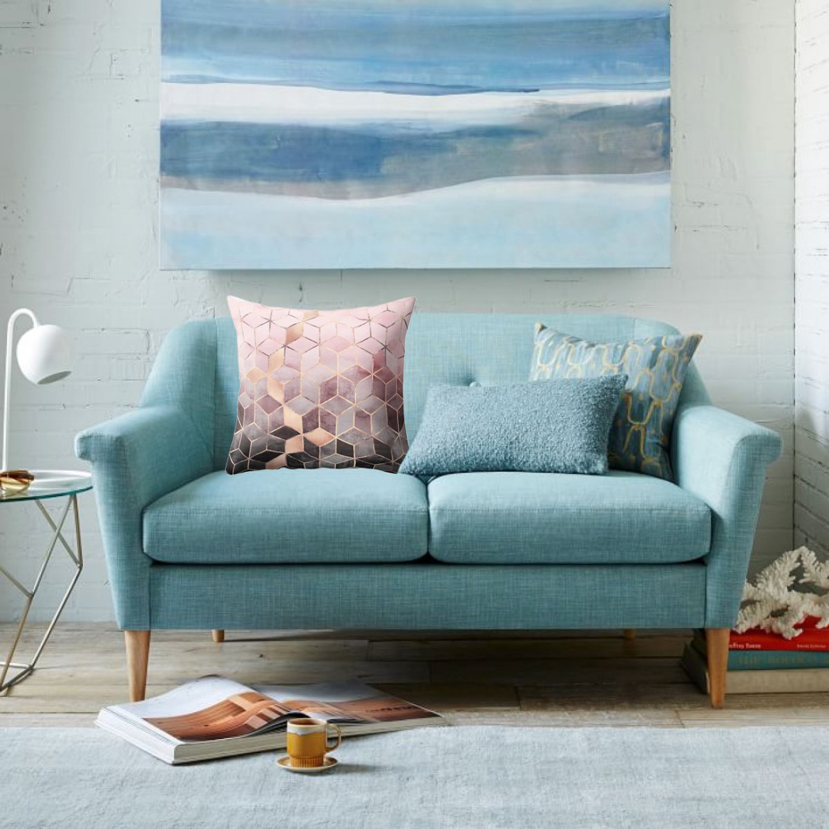 Синий диван с подушками в интерьере