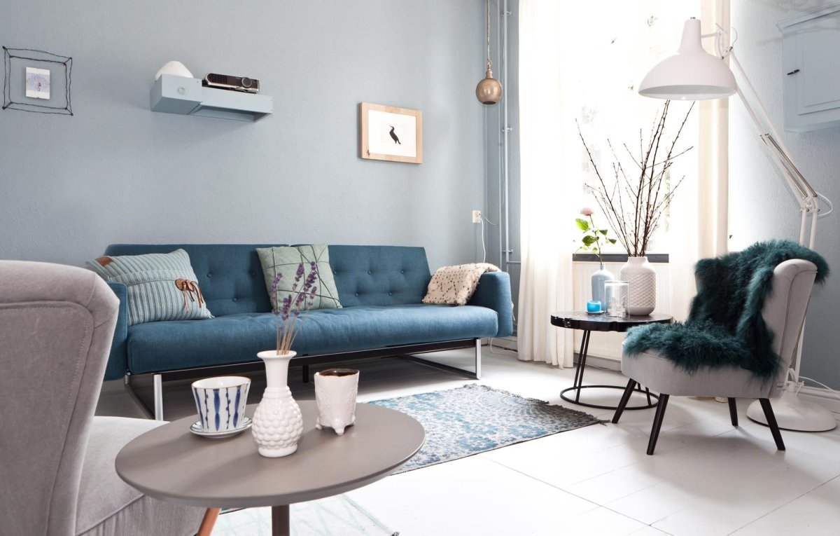 Серый диван с яркими подушками