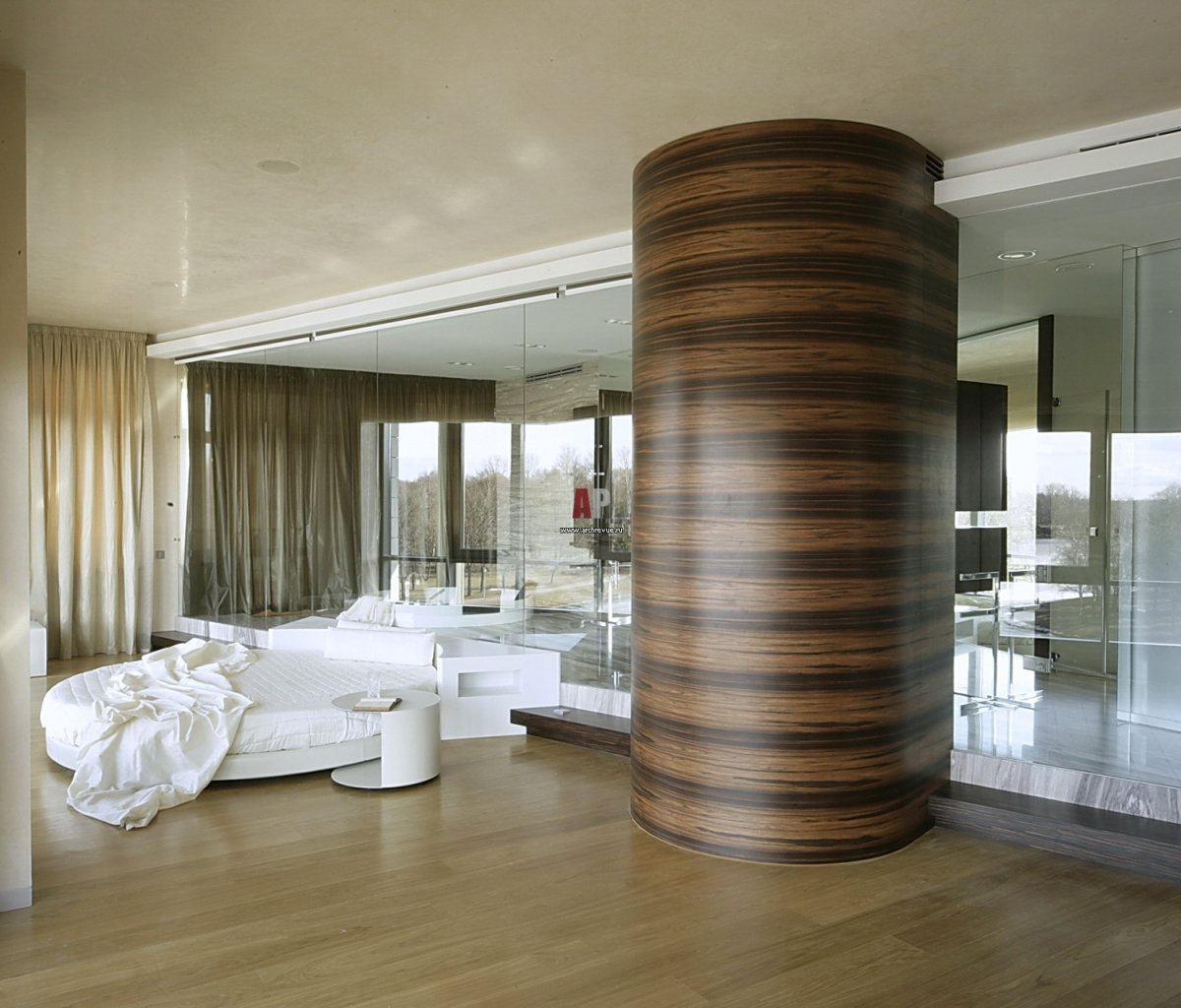 Деревянные колонны в интерьере