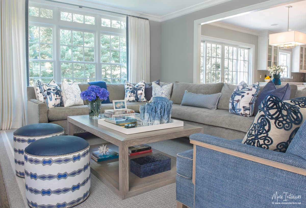 Гостиная с серо голубым диваном