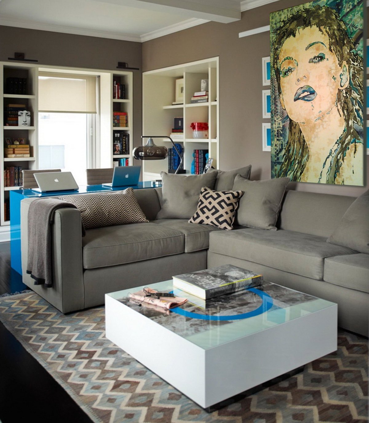 Светло голубой диван