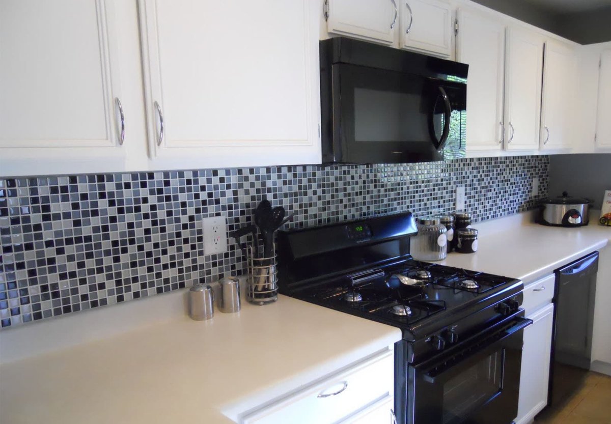 Порядок в доме с белой кухней