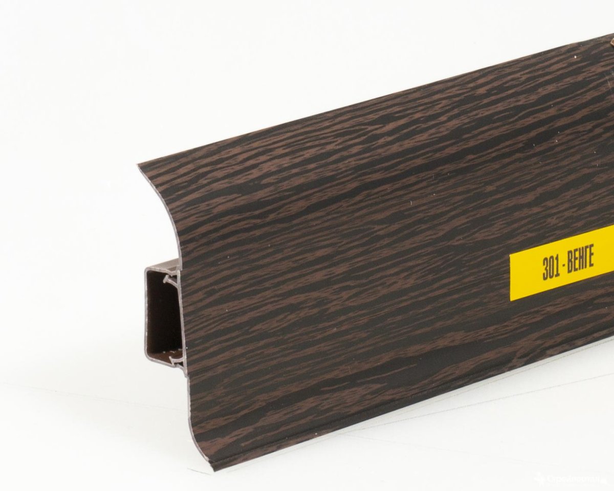 Белые обои и белый плинтус в интерьере фото