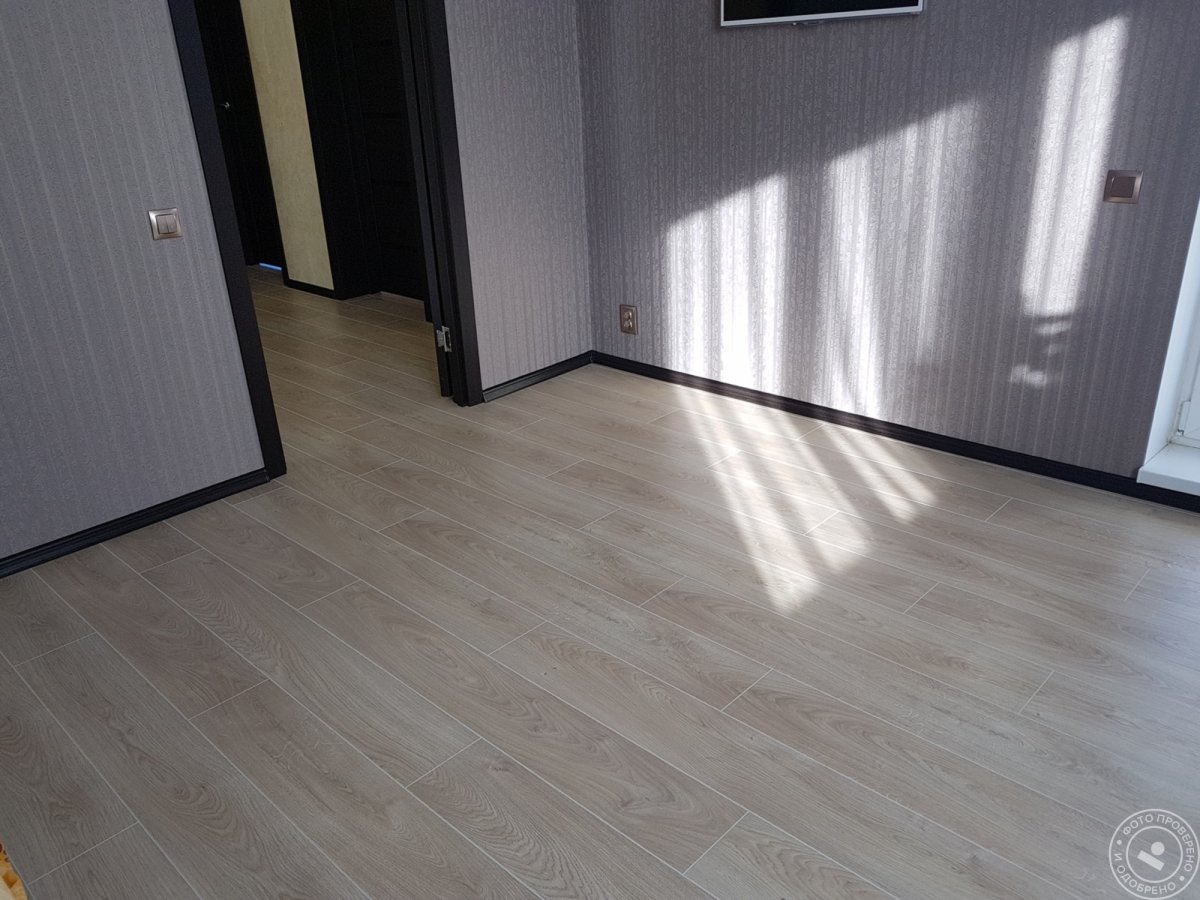 Светло коричневые двери в интерьере