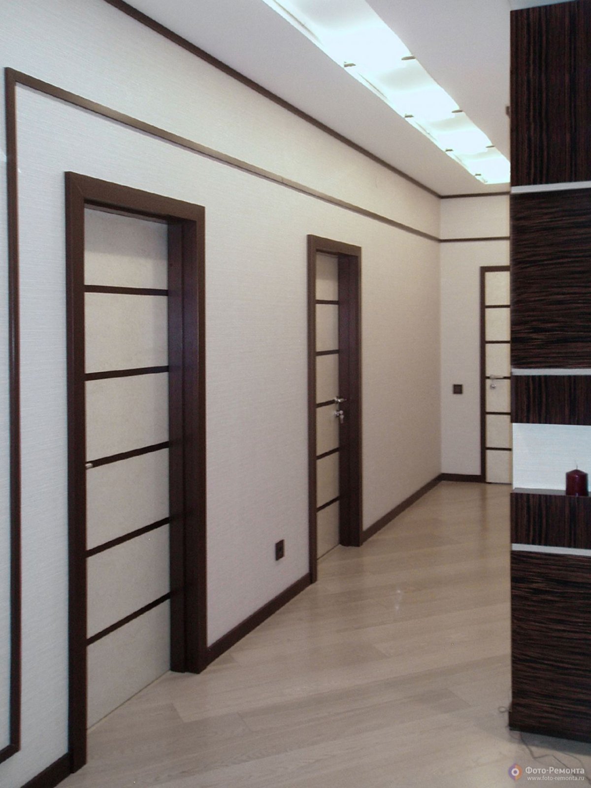 Серая дверь с белыми наличниками в интерьере