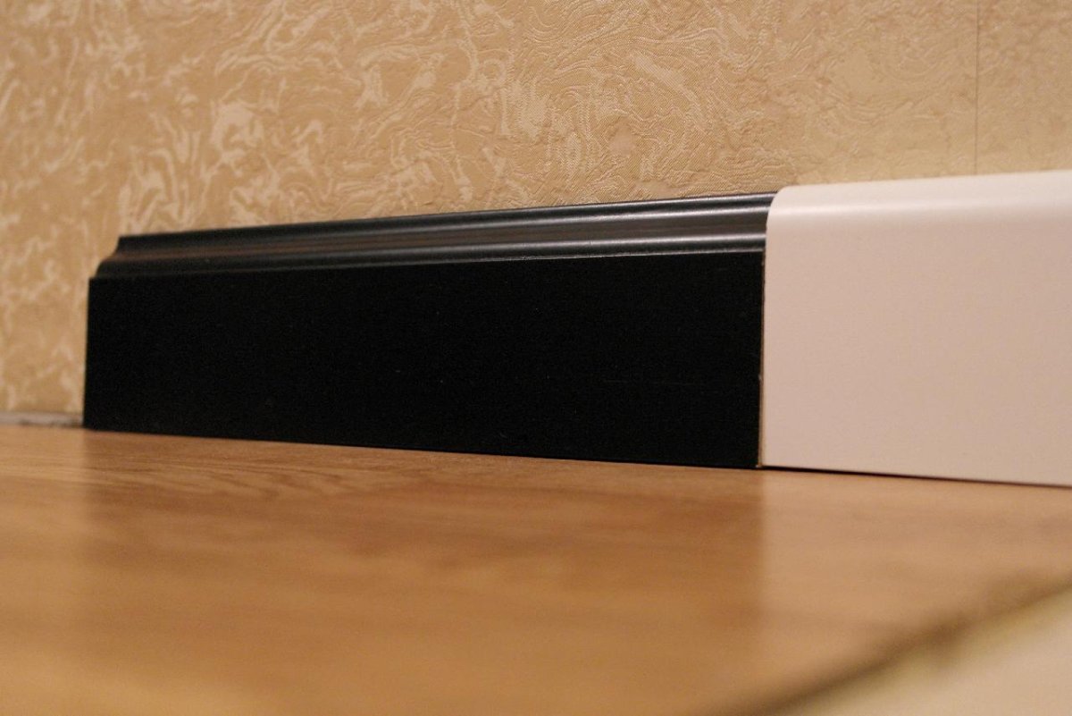 Черный плинтус