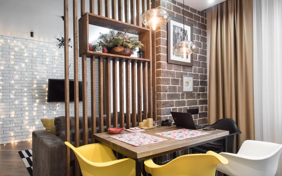 Деревянная перегородка для зонирования кухни