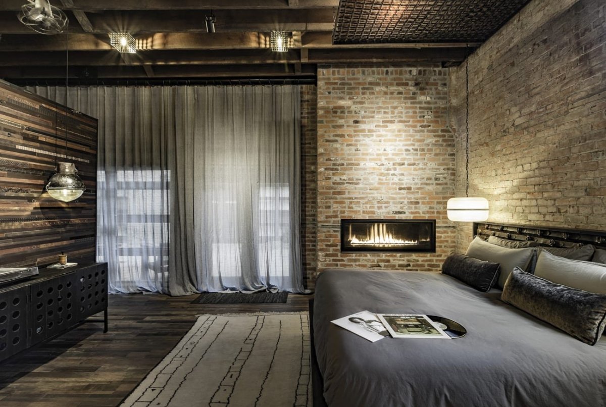 Спальня с камином в стиле лофт