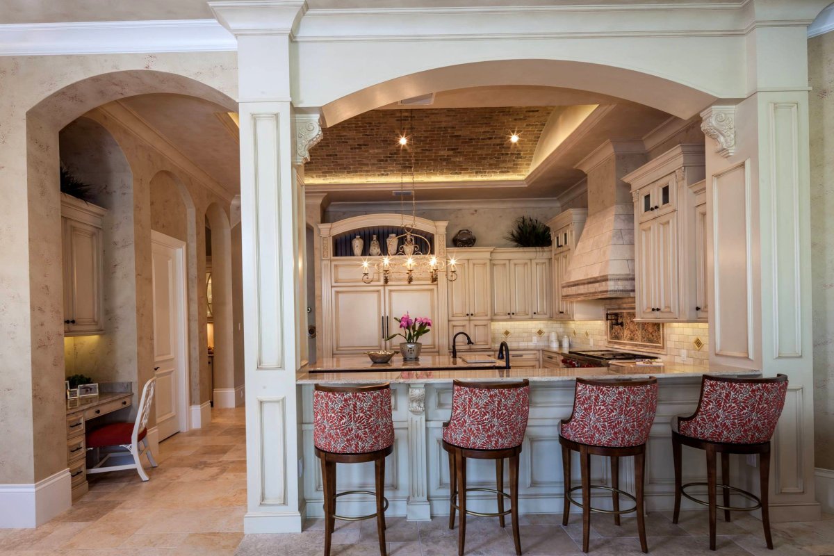 Кухня в классическом стиле с колоннами