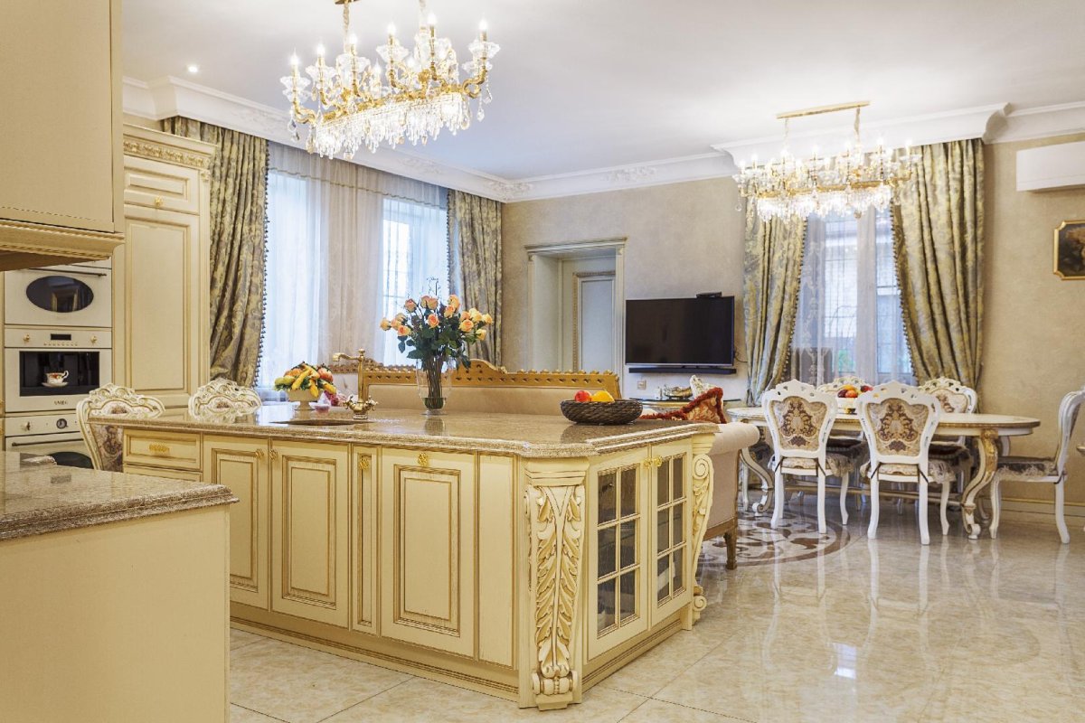 Колонны в интерьере кухни