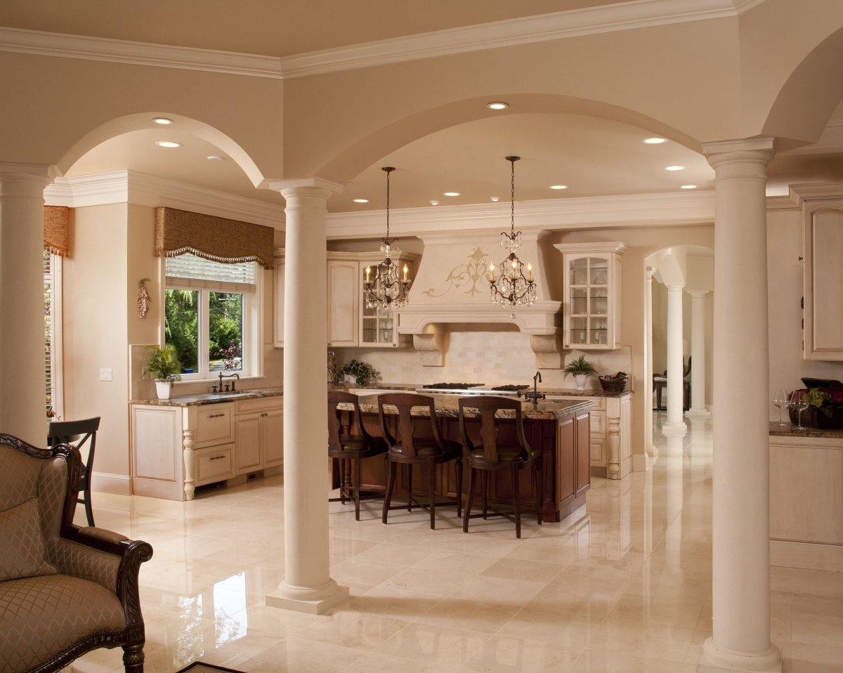 Интерьер кухни с колонной