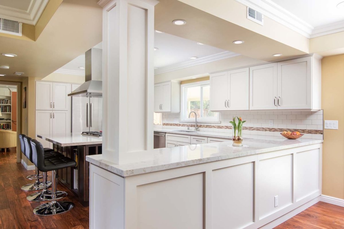 Кухня гостиная с колоннами