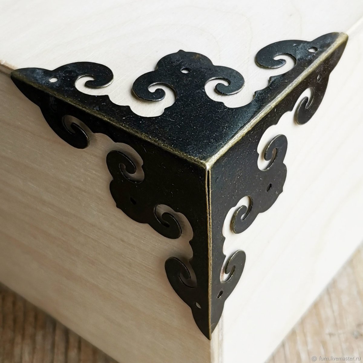 Металлический ажурный уголок