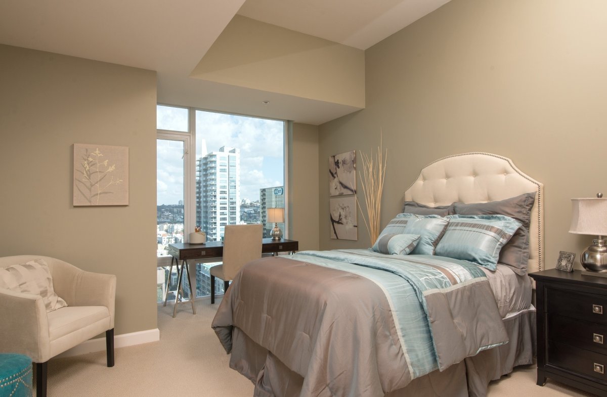 Спальня с бежевой кроватью