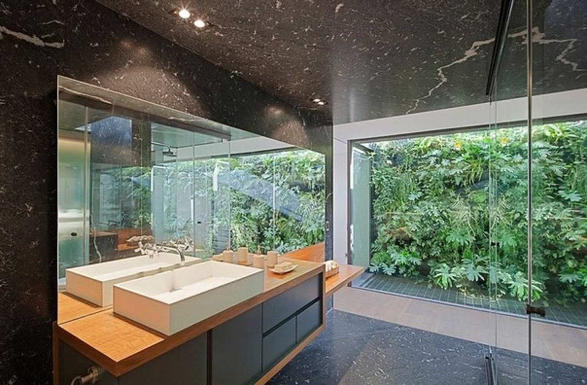 Зимний сад за стеклом в интерьере