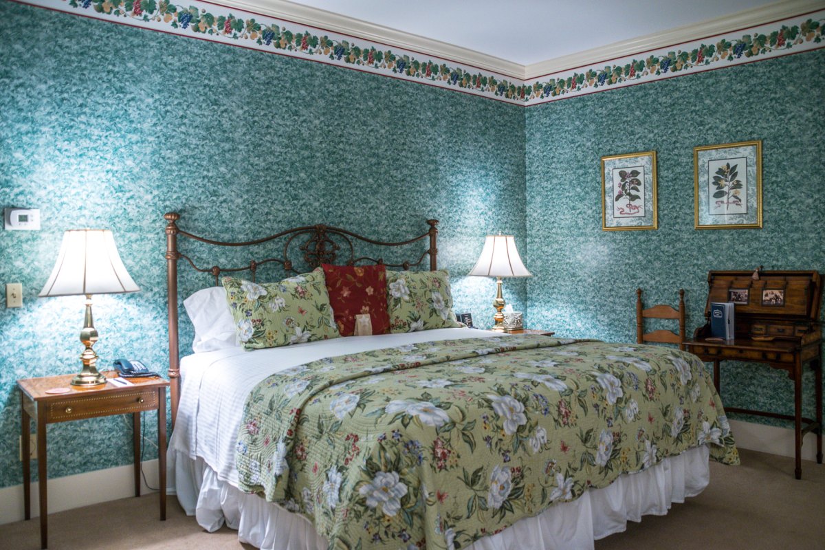 Бордюр в интерьере спальни на стене