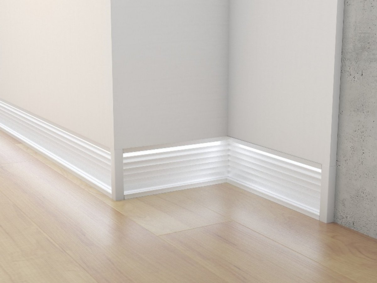 Широкий деревянный плинтус в интерьере