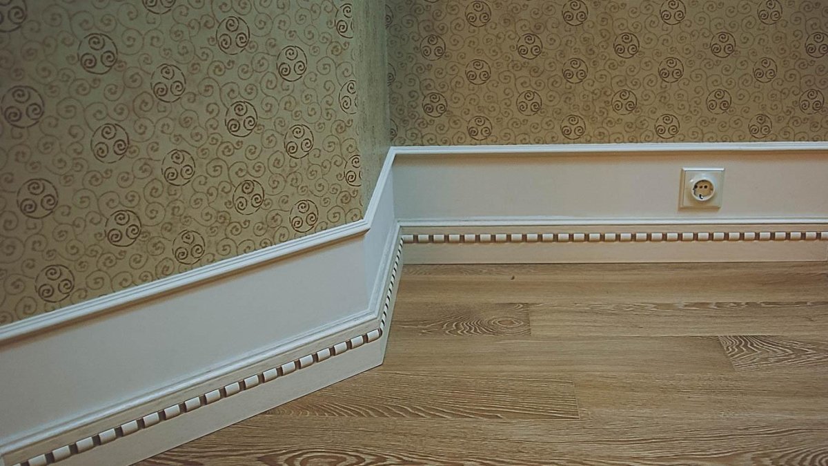 Плинтус Evrowood белый PN 140 МДФ 130х16