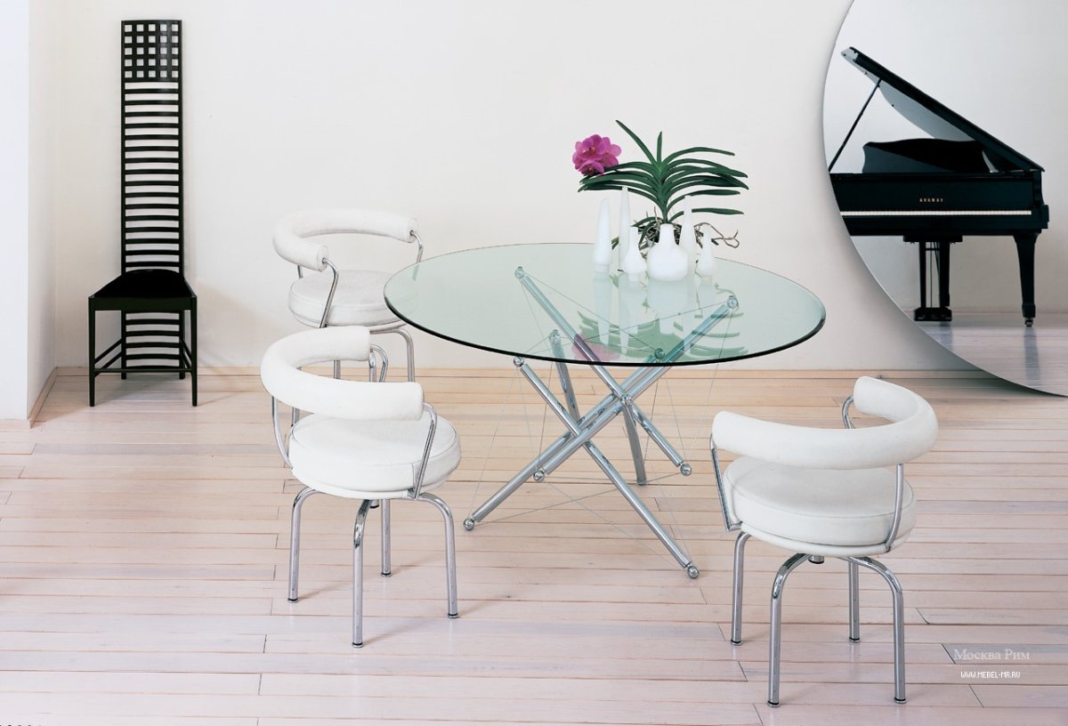 Круглый стеклянный стол со стульями