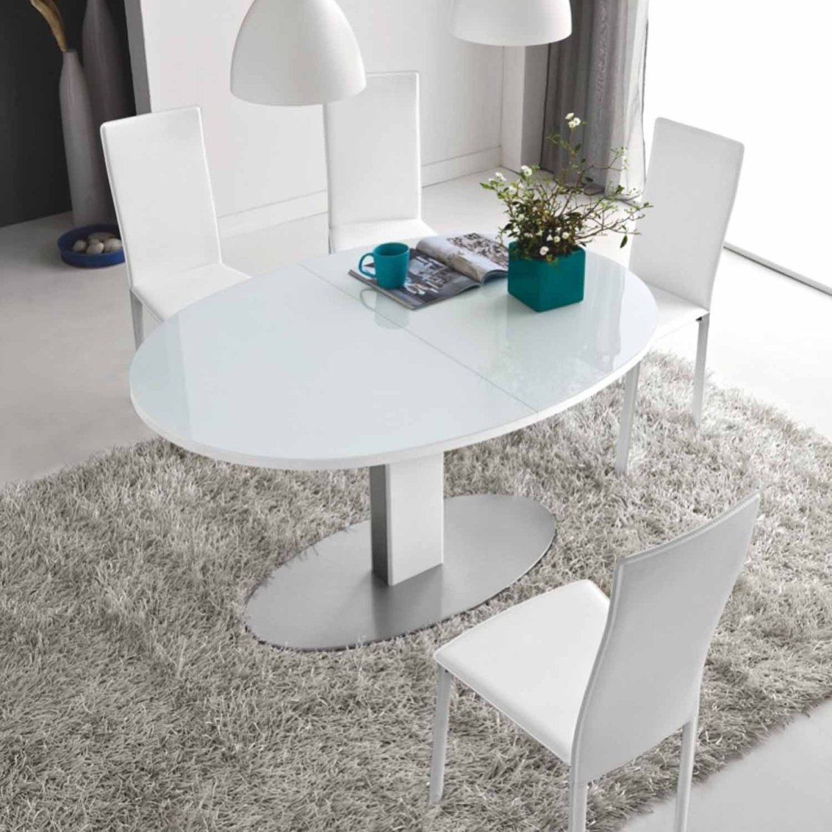 Круглый стеклянный стол на кухню