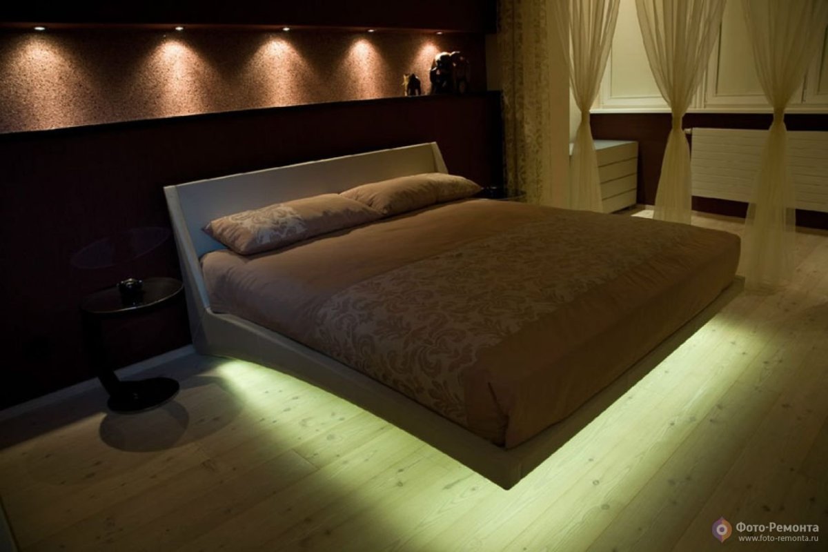 Кровать с подсветкой в изголовье