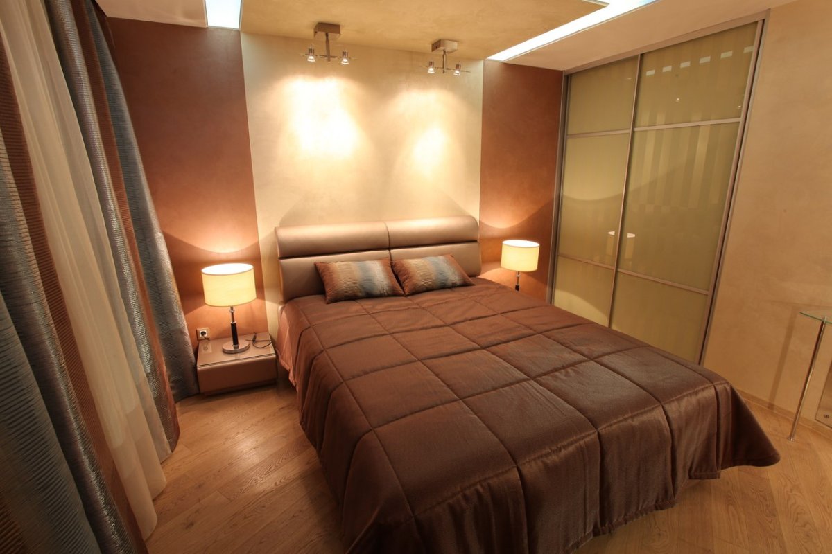 Шкаф в изголовье кровати