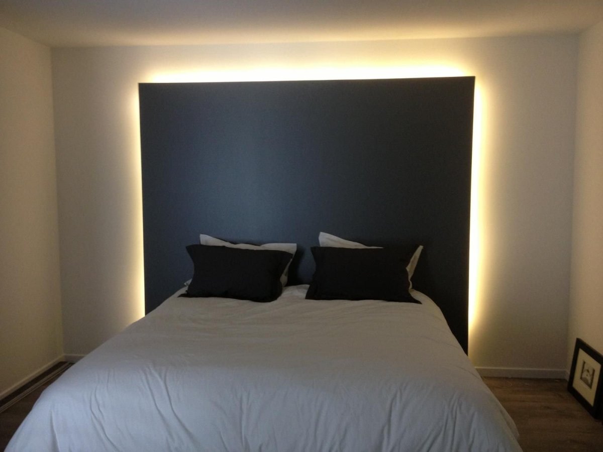 Кровать с подсветкой в изголовье