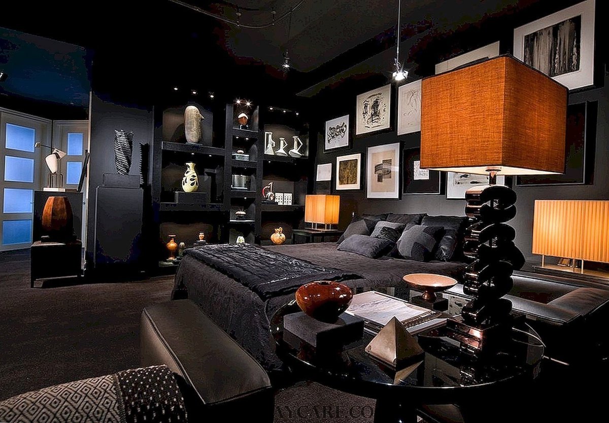 Маленькая спальня с темной мебелью