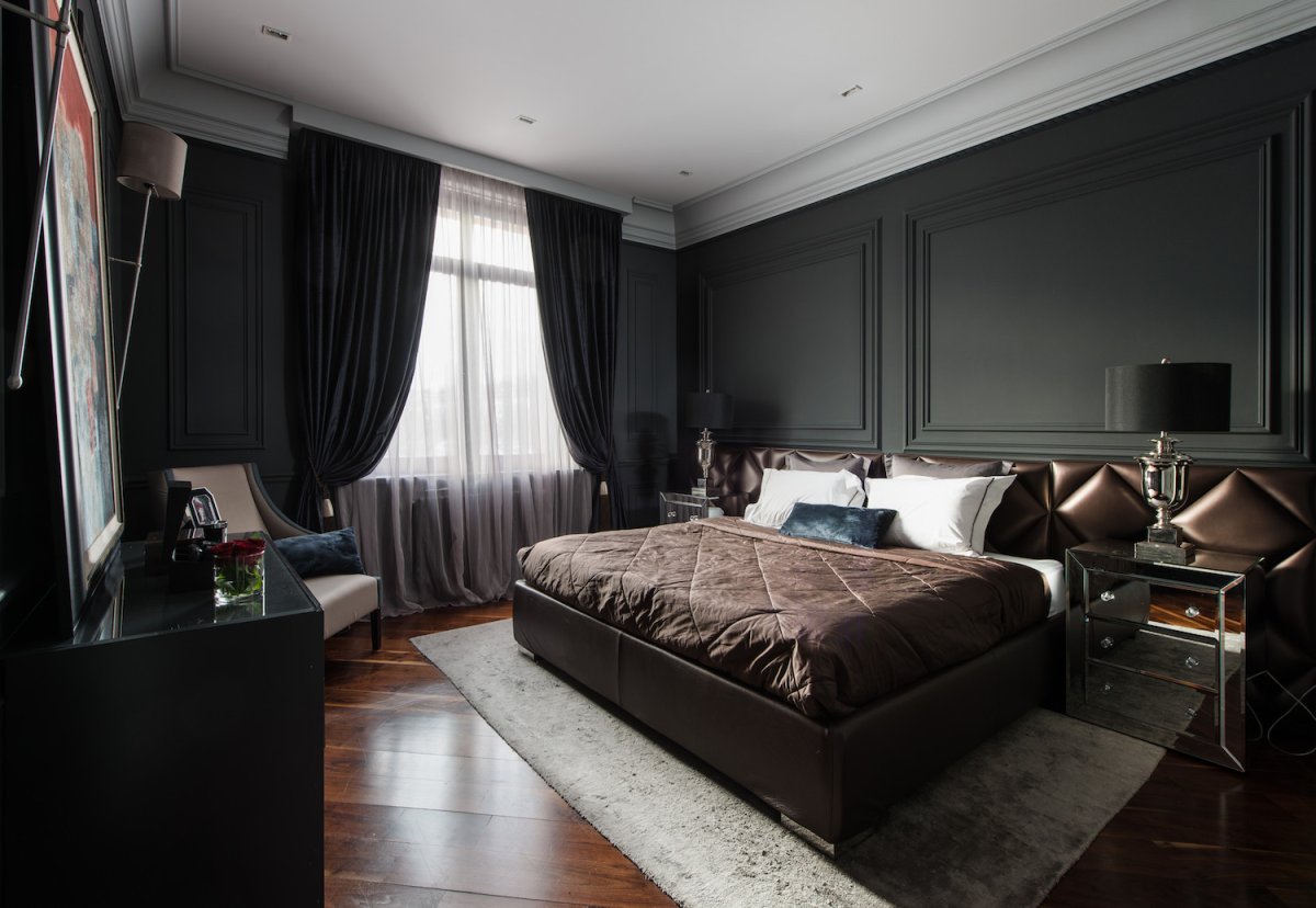 Спальня с темными стенами