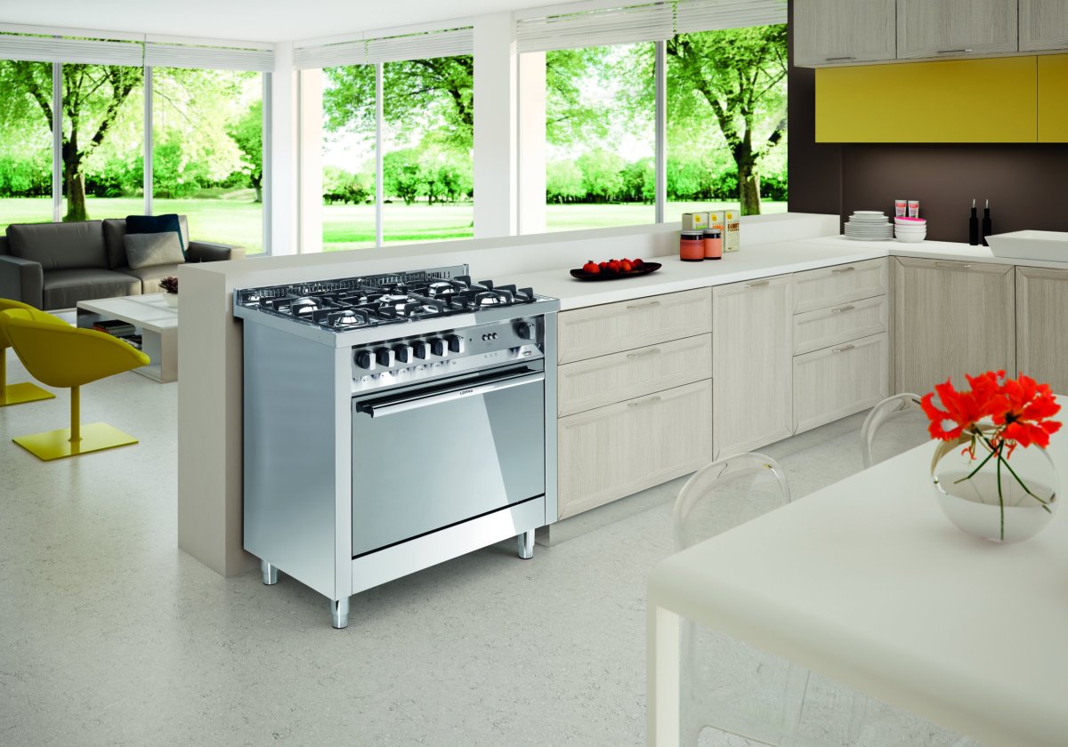 Отдельностоящая плита на кухне