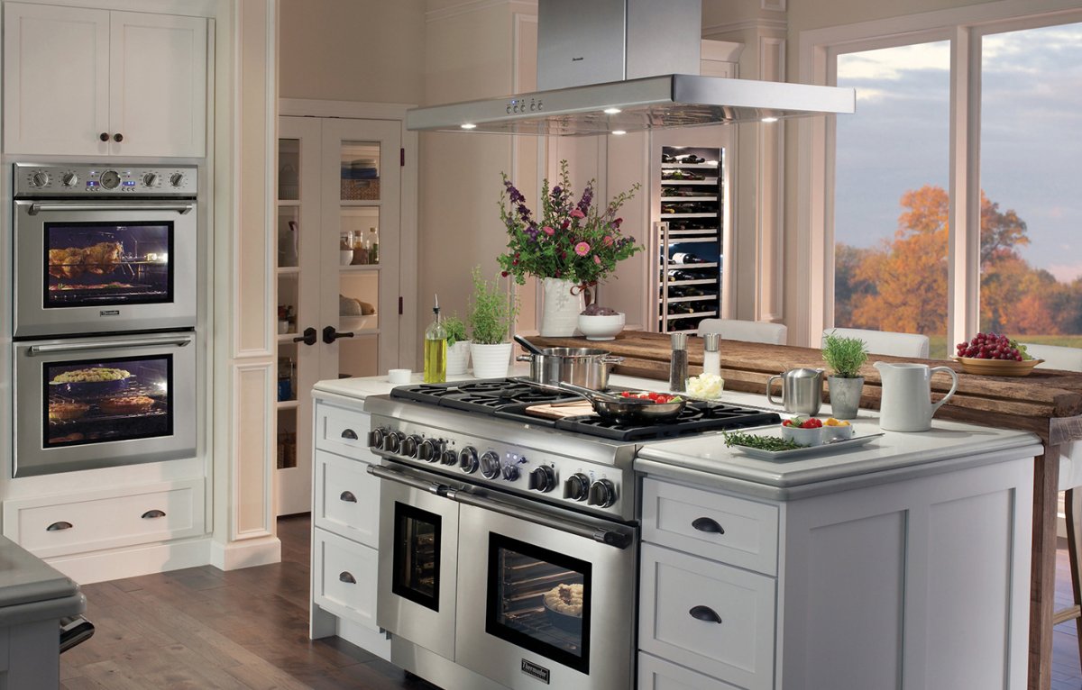 Красивая кухня с плитой