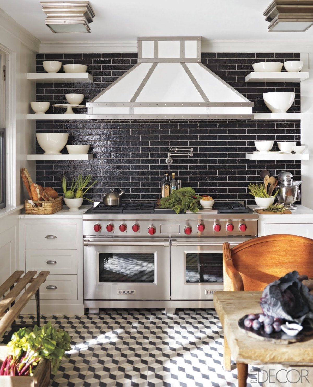 Кухня с открытыми полками и кирпичиками