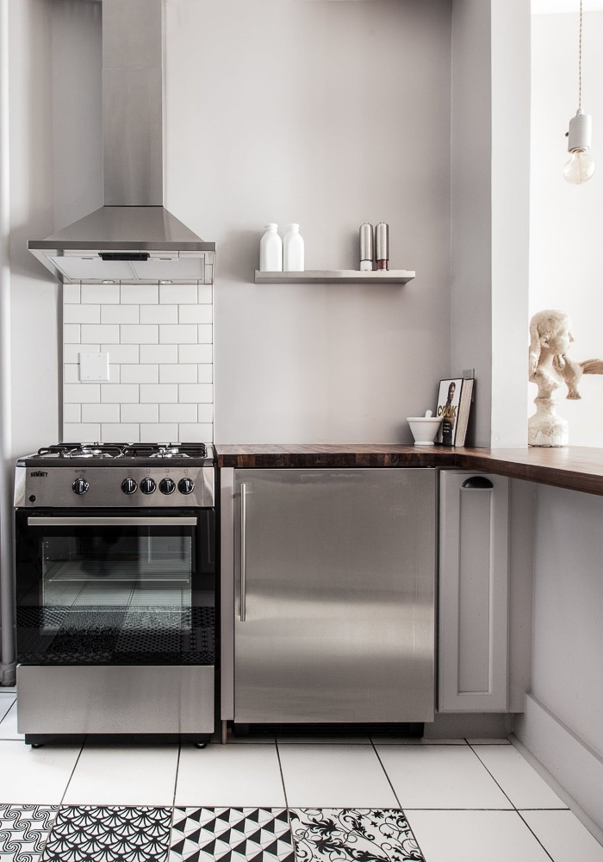 Отдельностоящая газовая плита в интерьере