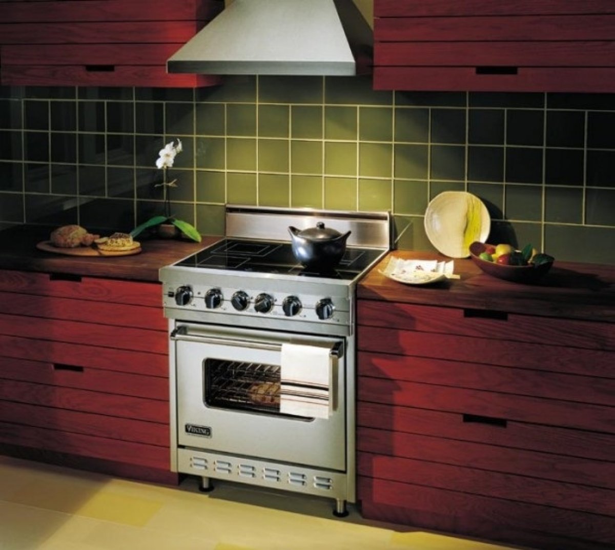 Отдельностоящая плита на кухне